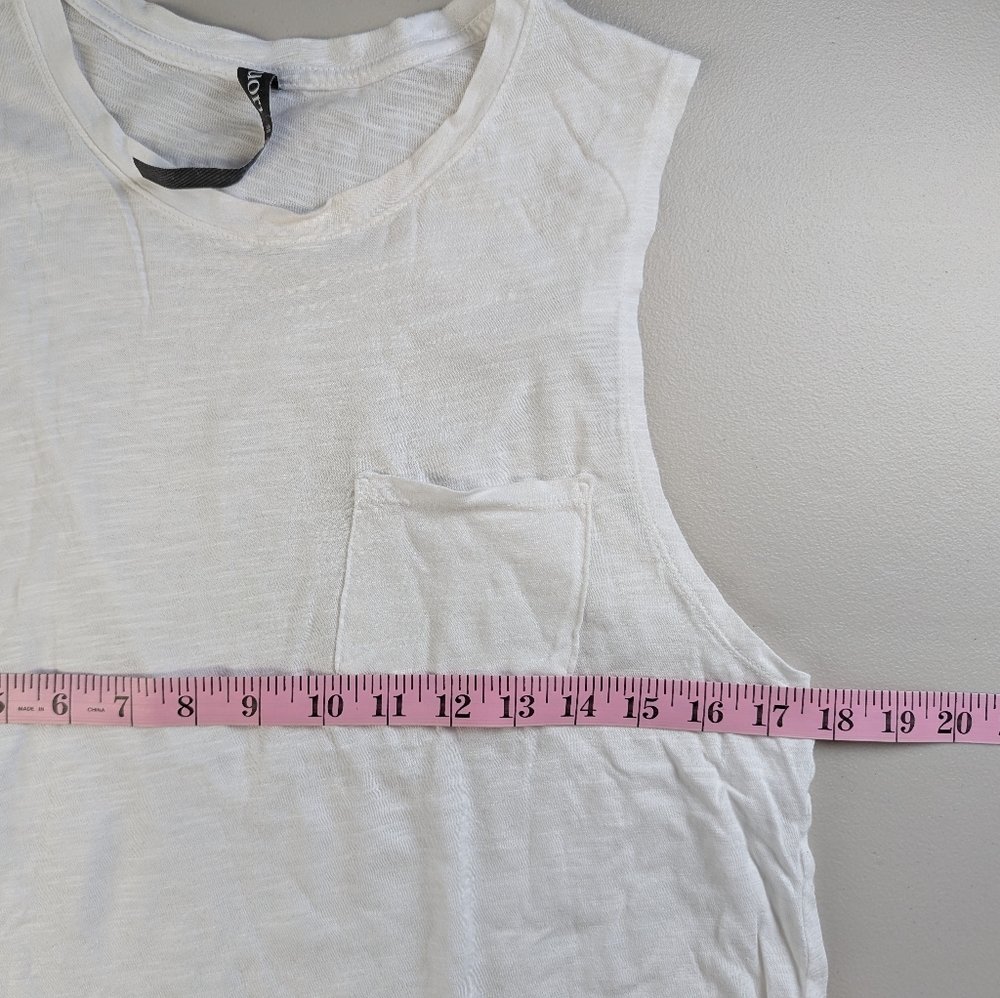 Vuori Muscle Tank Top White Womens Medium Sporty Athleisure Classic Pocket Yoga - Picture 3 of 4